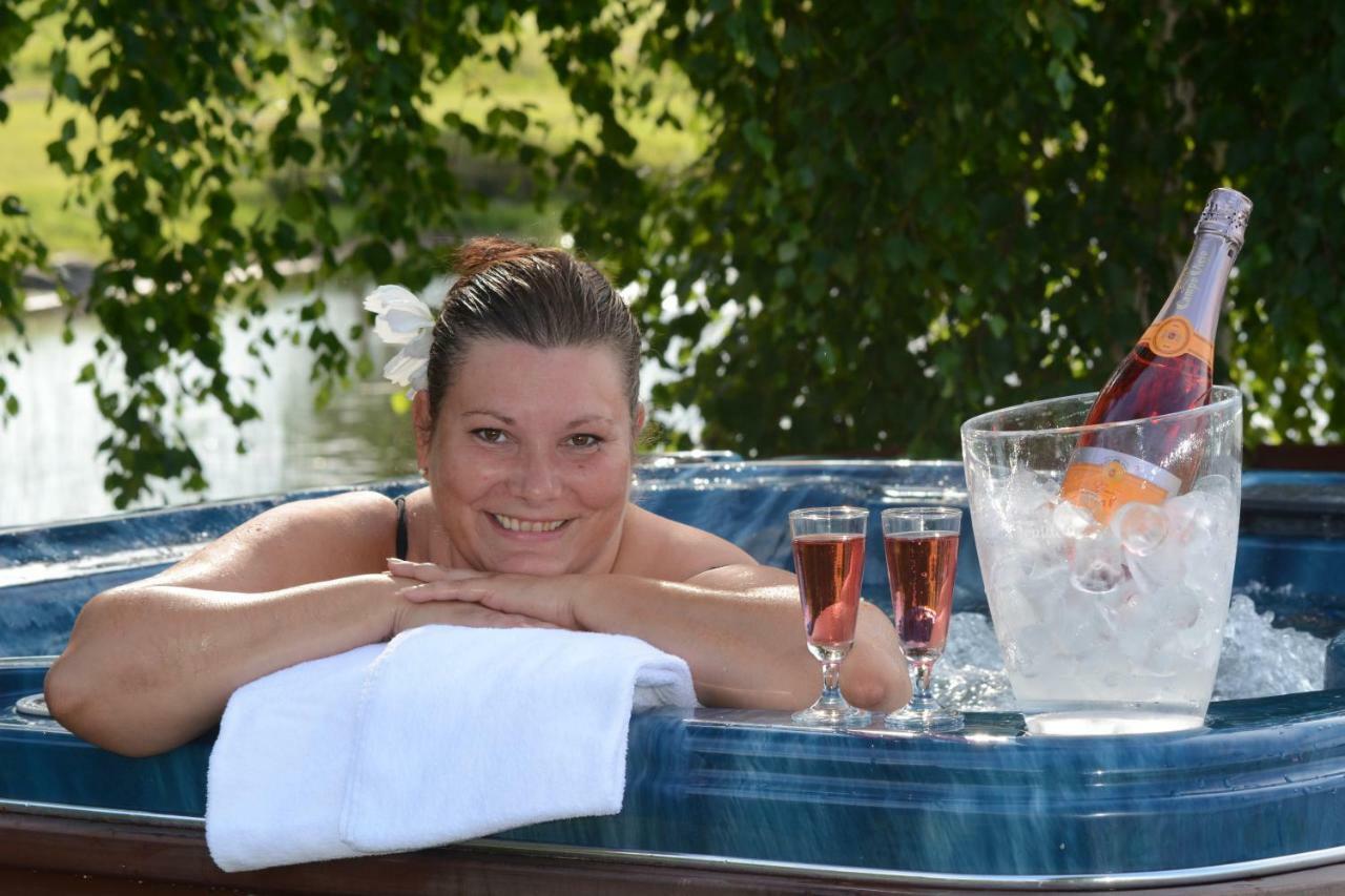 Revontuli Resort Glass Igloos Hankasalmi Buitenkant foto
